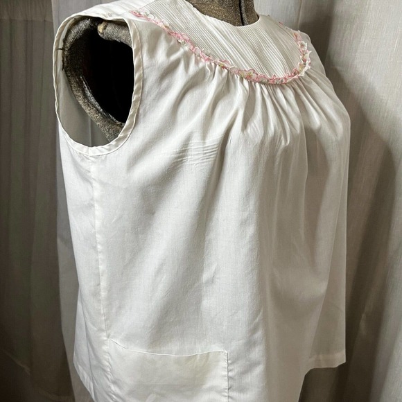Vintage 1960s Women's White Bib Neck Sleeveless Blouse Size Large - Picture 8 of 13